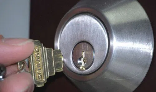 Royal Locksmith Store Houston, TX 713-470-0708 - key-broke-in-lock